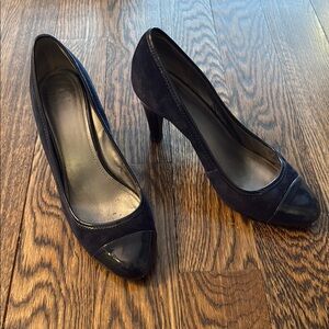Circa Joan & David Size 8 Unique Navy Suede and Patent Pump Heels